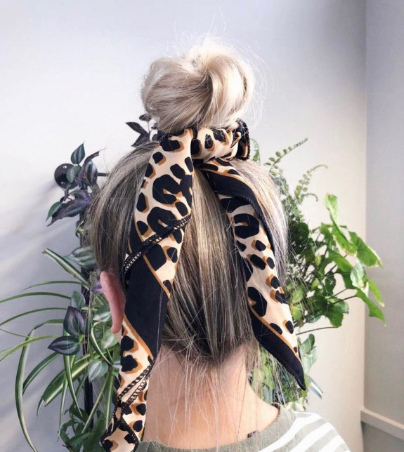 47 Summer Hairstyles 2022 — Top Knot + Hair Scrunchie