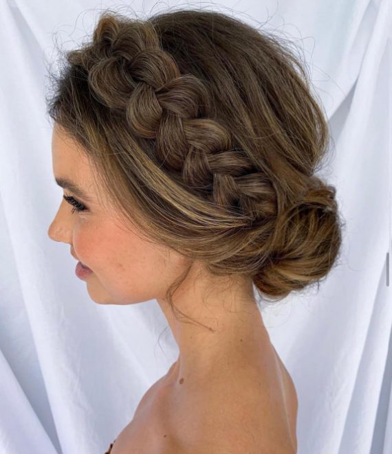 Modern bridal bun with chunky braid and low voluminous bun – romantic textured wedding hairstyle
