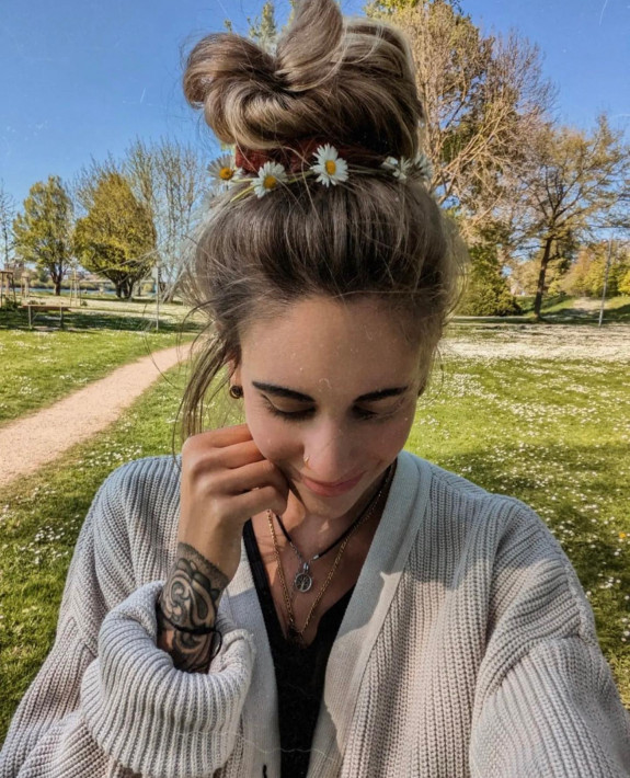 47 Summer Hairstyles 2022 — Top Knot + Daisy Chain