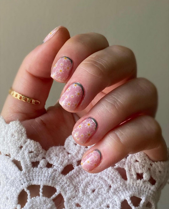 31 Best Summer Squoval Nails — Gold Cuff Daisy Natural Nails