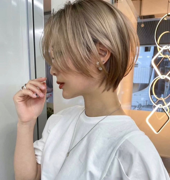 40 Short Haircuts for Women — Dirty Blonde Bixie Haircut with Bangs