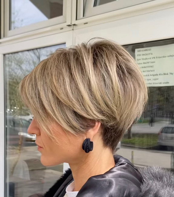 40 Short Haircuts for Women — Dirty Blonde Bixie Haircut + Bangs