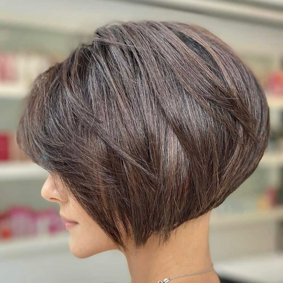 40 Short Haircuts for Women — Bob Haircut with Side Part