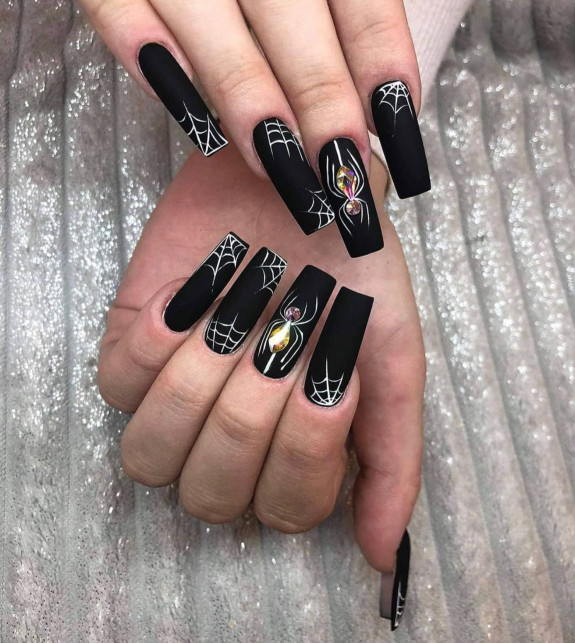 halloween nails 2022, halloween nails, chic halloween nails, halloween nail art, nail polish halloween, spooky halloween nails, halloween manicure, pumpkin halloween nails, pumpkin nails, scream face nails, halloween nail designs 2022