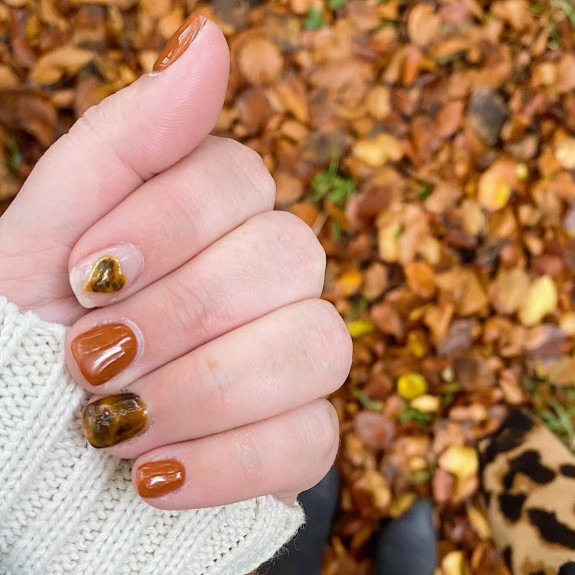 30 Stylish Fall Nail designs — Tortoiseshell + Brown Nails