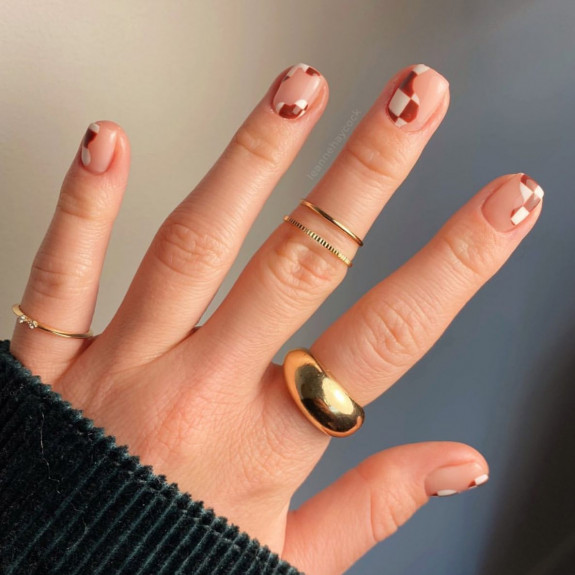 30 Stylish Fall Nail designs — Brown Checker Board Short Nails