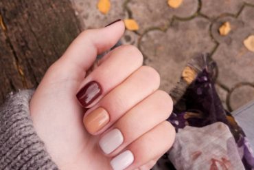radient berry tone nails, fall nail designs 2022, burgundy nails, simple fall nail designs, fall nail designs short, mix and match fall designs, different color fall nails, fall 2022 nail trends, brown nails, french tip nails fallGradient short nails in brown, caramel, taupe, and ivory tones, perfect for cozy autumn days.