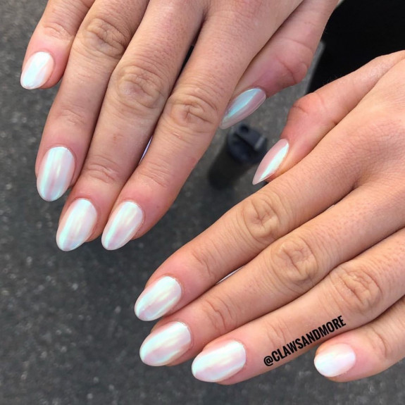 31 Hailey Bieber’s Glazed Donut Nails — Pearl Chrome Oval Nails