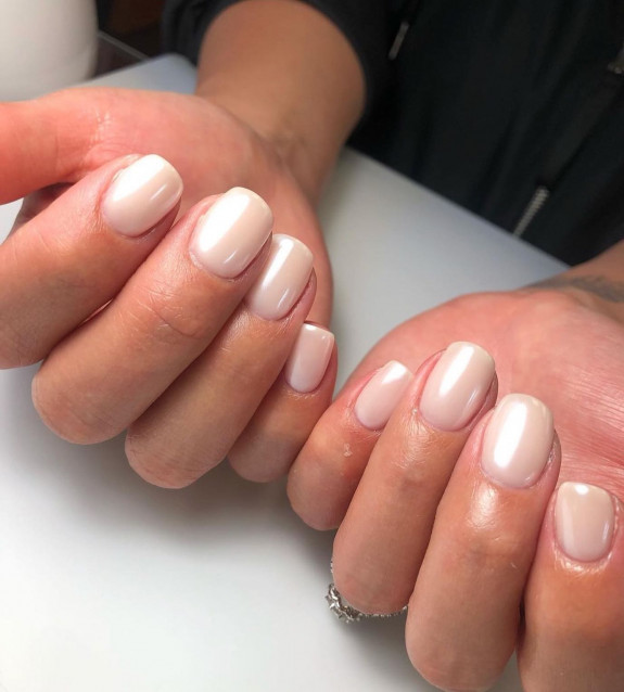 31 Hailey Bieber’s Glazed Donut Nails — Glossy Pearl Nails