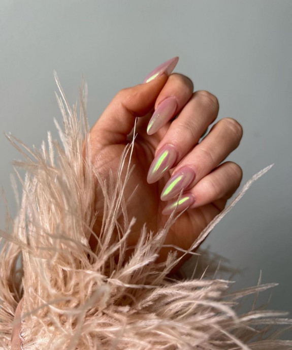 31 Hailey Bieber’s Glazed Donut Nails — Subtle Gold Chrome Pearl Nails