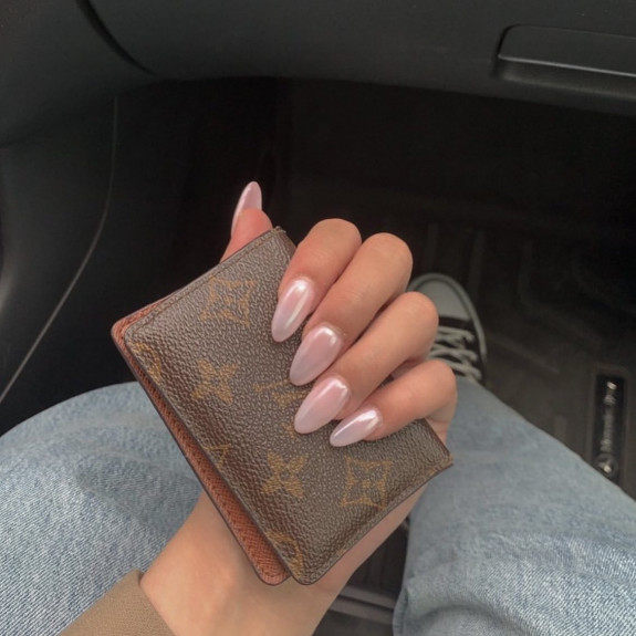 31 Hailey Bieber’s Glazed Donut Nails — Sheer Nails