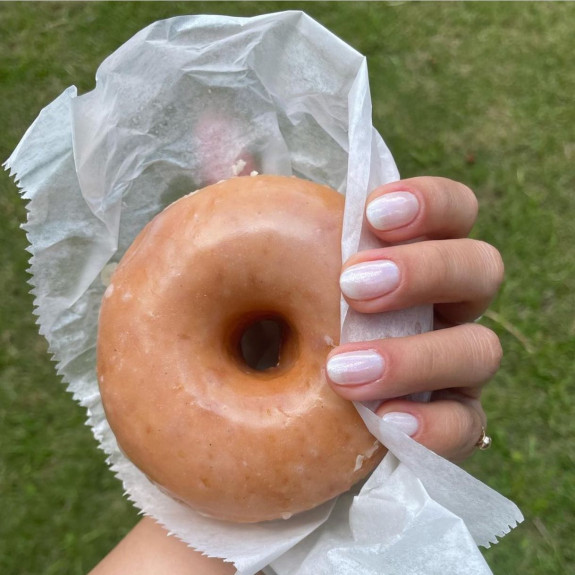 31 Hailey Bieber’s Glazed Donut Nails — Glazed Donut Short Nails