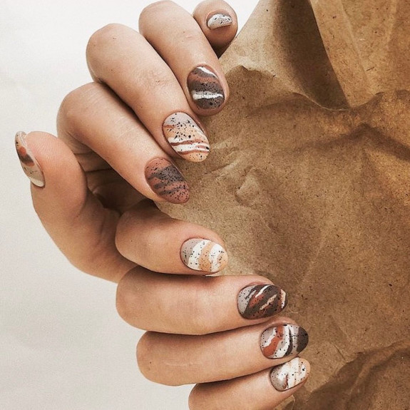 45 Earthy Autumn Nail Ideas — Earthy Oval Short Nails