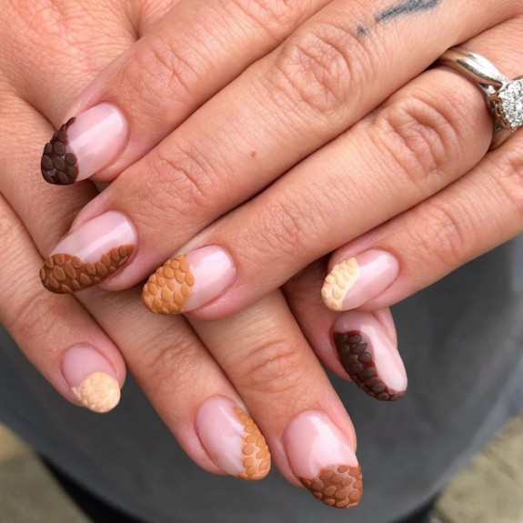 earthy fall nails for 2022, fall nails, swirl nails, earthy fall nails, nail art designs, september nails, fall nails designs, autumn nail designs, autumn nails 2022, nail trends 2022, brown autumn nails 2022, fall nails 2022, fall nails 2022 acrylic, fall nails 2022 colors