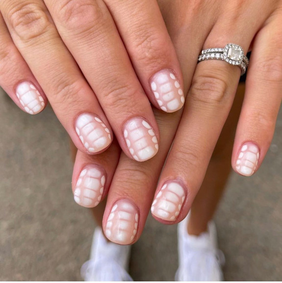 34 Cute Summer Nail Ideas — White Snakeskin Print Short Nails