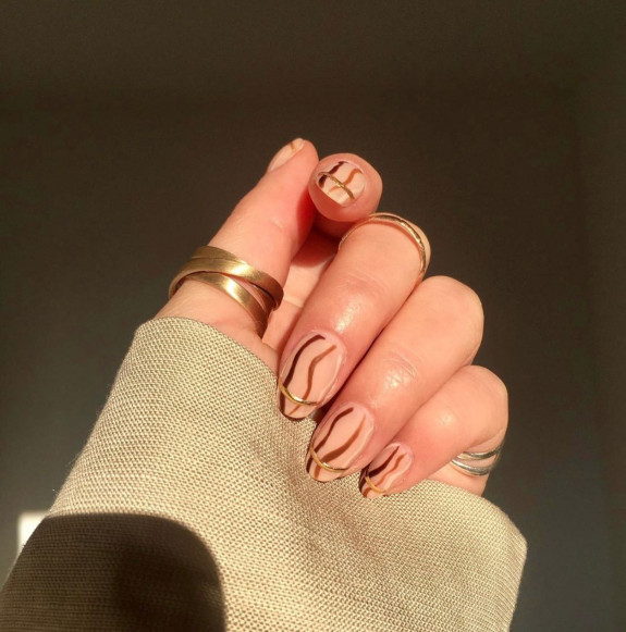 45 Earthy Autumn Nail Ideas — Gold Lin + Swirl Almond Nails