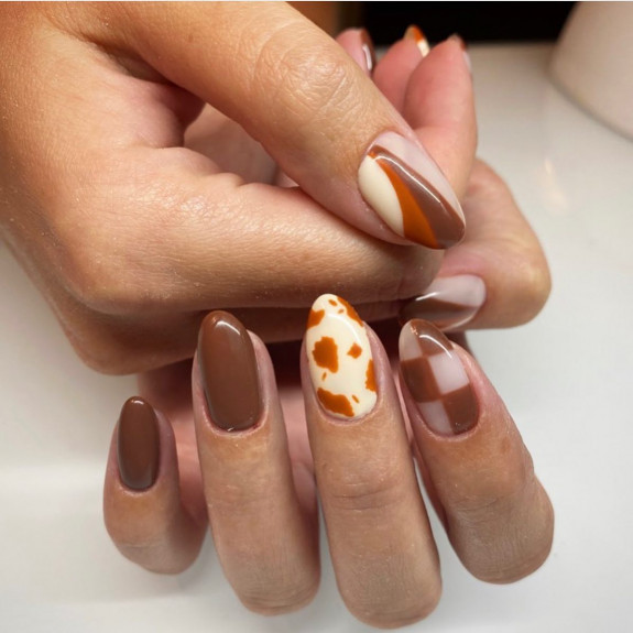 45 Earthy Autumn Nail Ideas — Brown Check Nails