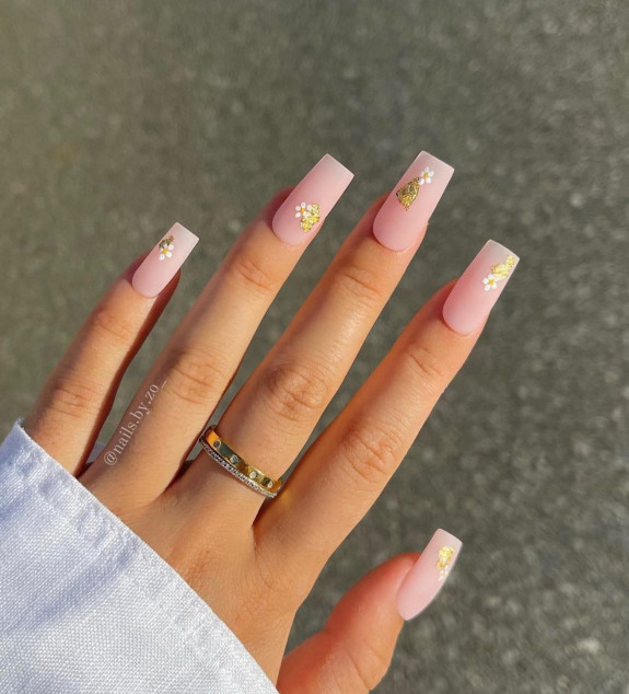 34 Cute Summer Nail Ideas — Tiny Flower and Gold Flake Nails