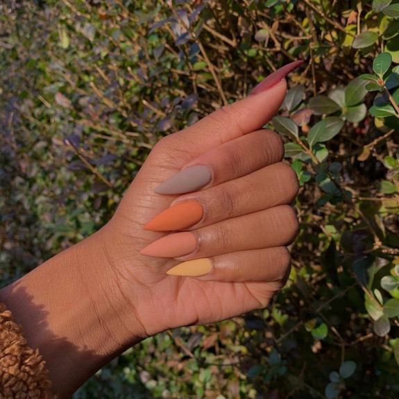 45 Earthy Autumn Nail Ideas — Gradient Earthy Tone Stiletto Nails