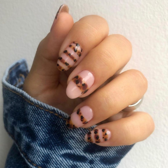 45 Earthy Autumn Nail Ideas —Tortoiseshell Stripped Nails