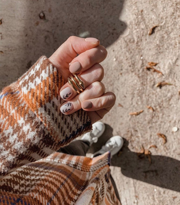 45 Earthy Autumn Nail Ideas — Matte Nude + Leave Nails