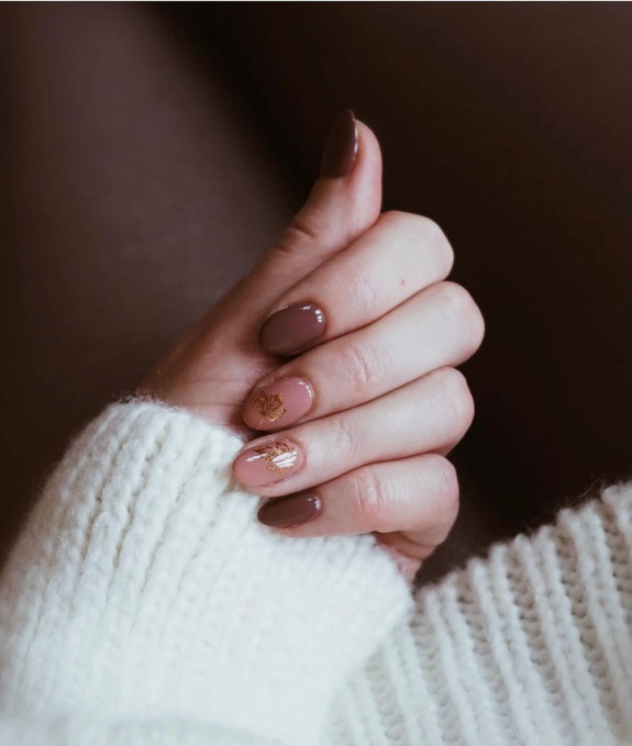 45 Earthy Autumn Nail Ideas — Gold Flake Brown Nails