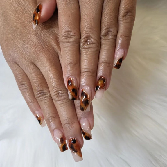 fall nail trends, fall nail art, fall nails 2022, autumn nails, autumn nails 2022, fall nail designs 2022, fall nail ideas, plaid nails, tortoiseshell nails, brown nails, popular nail colors fall 2022, autumn nail designs 2022