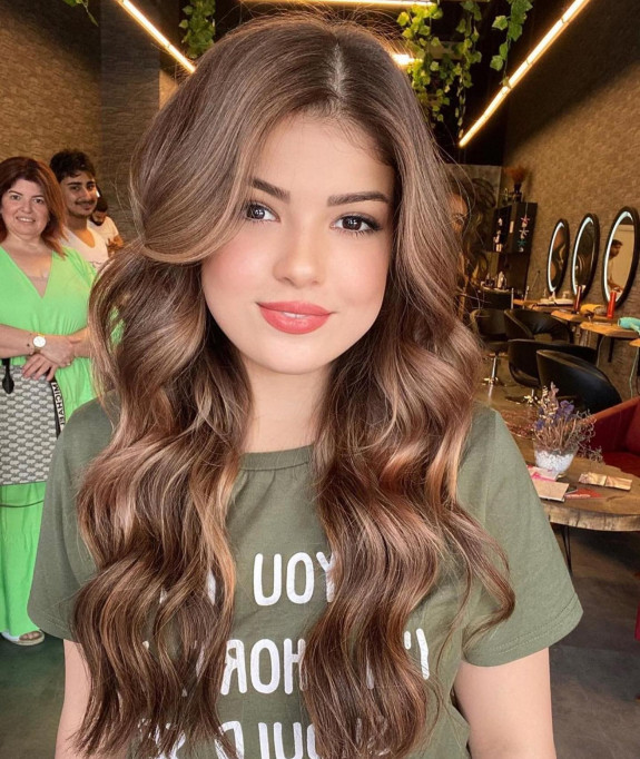 15 Flattering Round Face Haircuts in 2022 — Caramel Middle Part Long Wavy Hairstyle