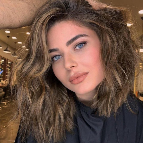 15 Flattering Round Face Haircuts in 2022 — Textured Lob Haircut