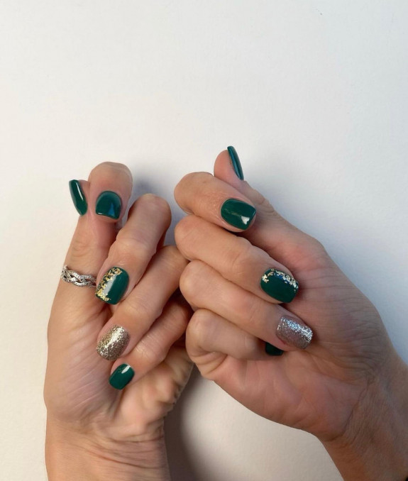 33 Best September Nails — Dark Green and Glitter Short Nails