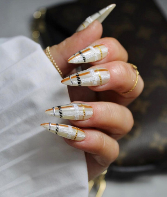 33 Best September Nails — Neutral Plaid Stiletto Nails