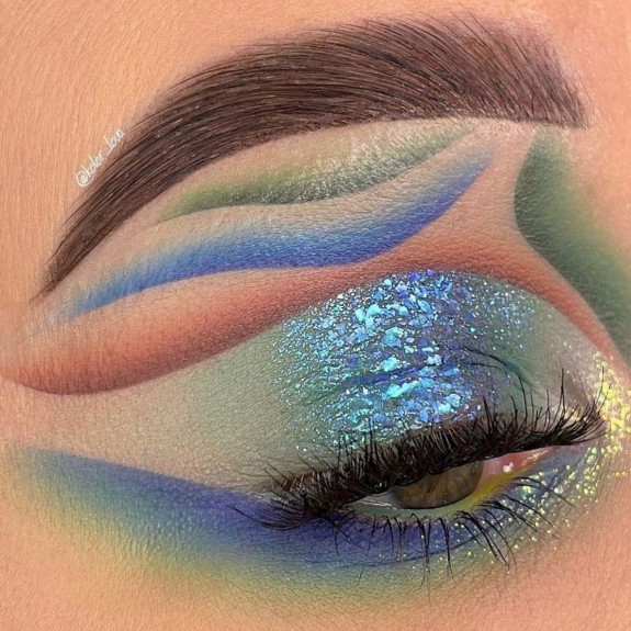 35 Eyeshadow Makeup Looks — Blue and Green Negative Space Eye Makeup