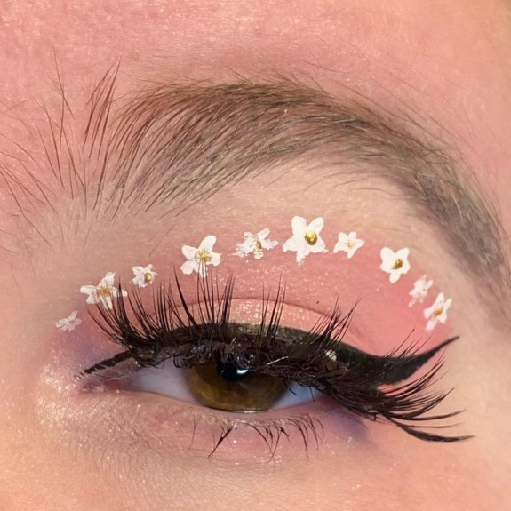 35 Eyeshadow Makeup Looks — Pink Eyeshadow Makeup + Flower