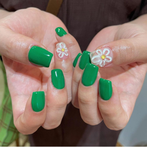 35 Cute and Simple Nail Designs 2022 — Green Short Nails with Daisy