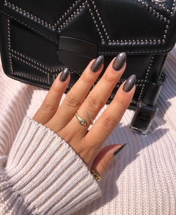 77 Trendiest Fall Nails To Compliment Your Fall Outfits — Black Shimmery Nails