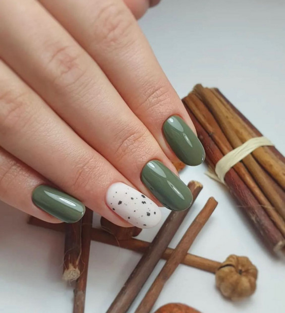 77 Trendiest Fall Nails To Compliment Your Fall Outfits — Green Sage and White Nails