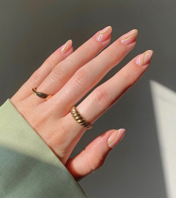 77 Trendiest Fall Nails To Compliment Your Fall Outfits — Neutral Swirl Nails