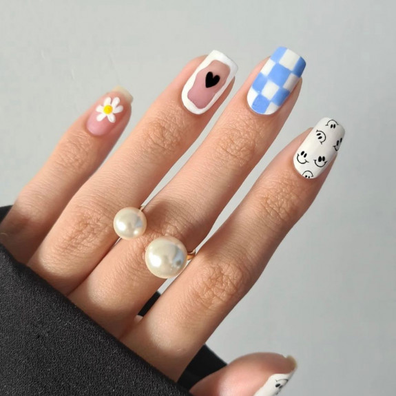 31 Cute September Nail Ideas — Mixed Blue and White Nails