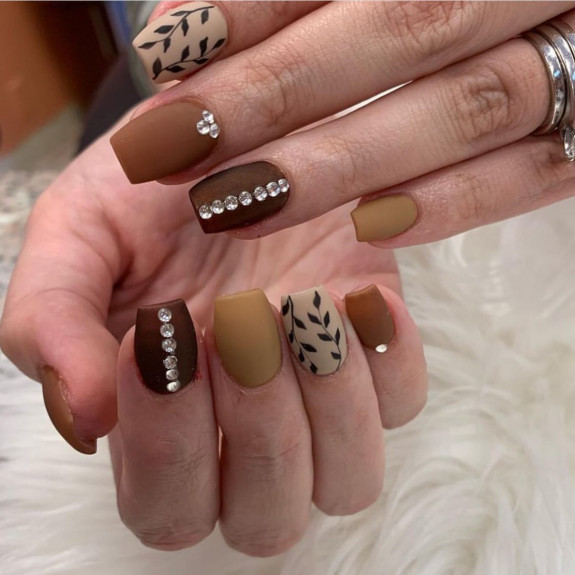 77 Trendiest Fall Nails To Compliment Your Fall Outfits — Matte Brown + Leaf Nails