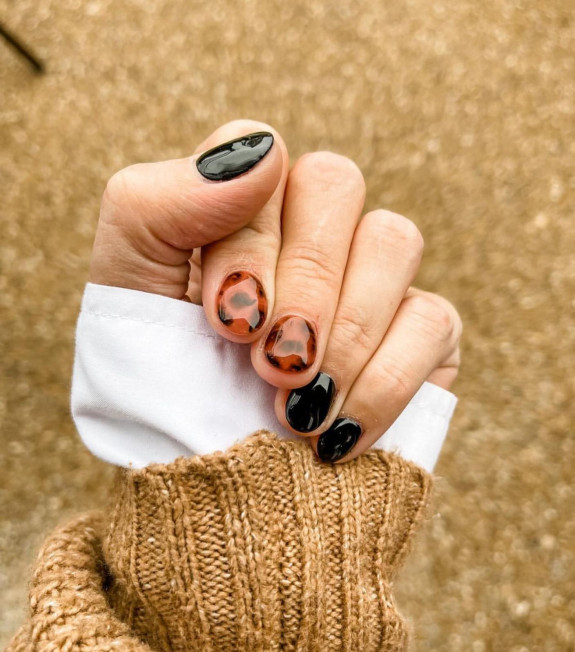 77 Trendiest Fall Nails To Compliment Your Fall Outfits — Tortoiseshell and Black Short Nails