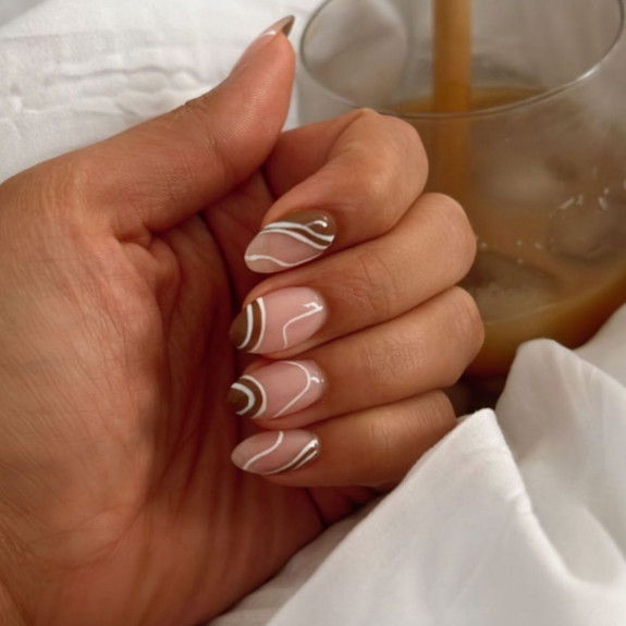 77 Trendiest Fall Nails To Compliment Your Fall Outfits — Brown and White Swirl Nails