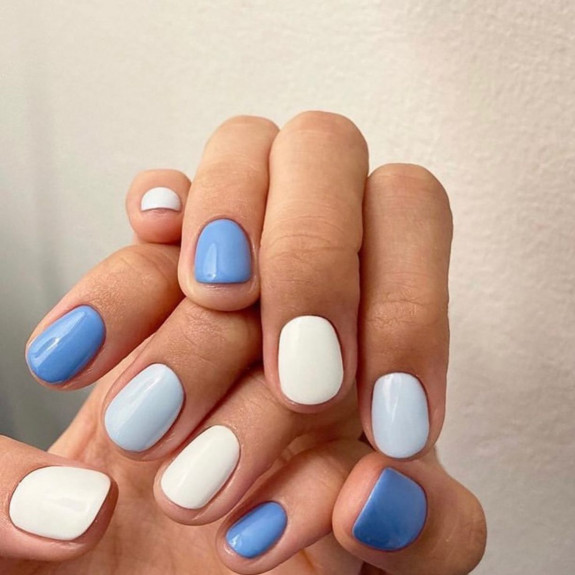 35 Cute and Simple Nail Designs 2022 — Blue and White Short Nails