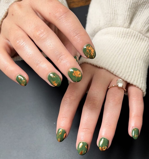 40 Nail Designs For Fall 2022 — Gold Foil Green Short Nails