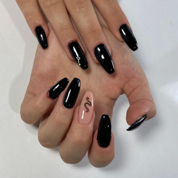 34 Grunge Nails That are Perfect For Fall — Black and Nude Nails