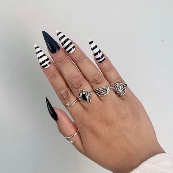 34 Grunge Nails That are Perfect For Fall — Black and White Stripped Nails