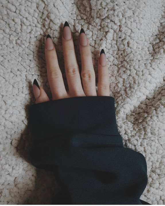 34 Grunge Nails That are Perfect For Fall — Stiletto Black French Tip Nails