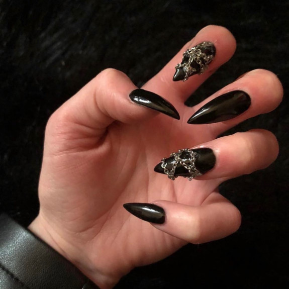 34 Grunge Nails That are Perfect For Fall — 3D Chain Black Nails