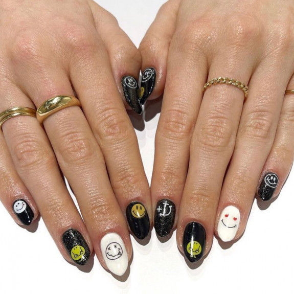 34 Grunge Nails That are Perfect For Fall — 90s Smiley Face Nails