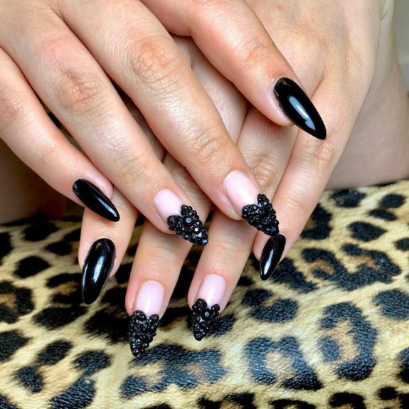 34 Grunge Nails That are Perfect For Fall — Textured Black Heart Tip Nails