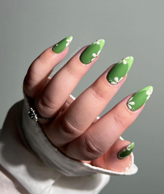 35 Fresh Autumn Nail Art Ideas To Try Now — Two-Toned Green Nails